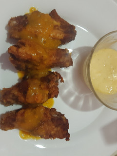 Una foto de Ricas alitas de mango y habanero acompañado con una mayonesa