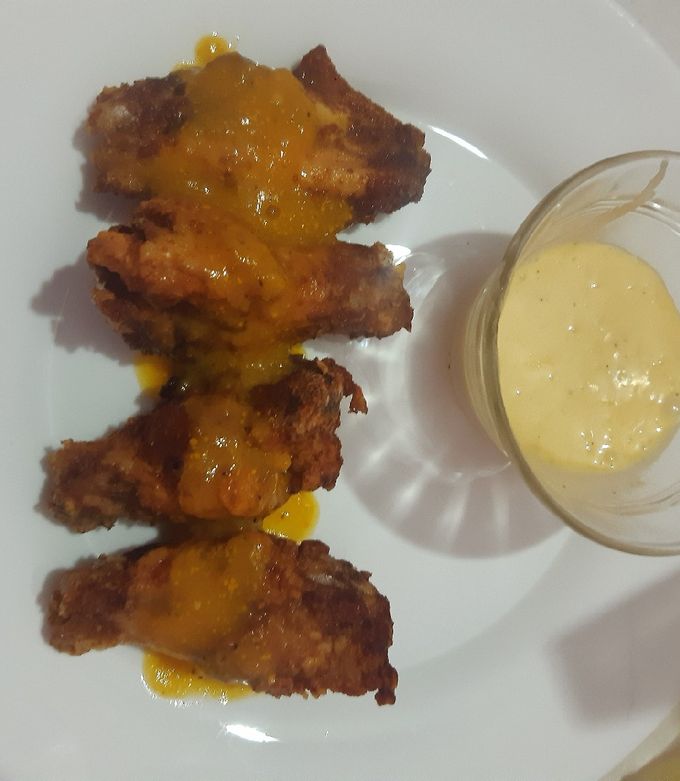 Una foto de Ricas alitas de mango y habanero acompañado con una mayonesa