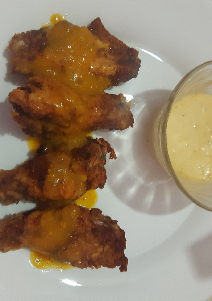 Una foto de Ricas alitas de mango y habanero acompañado con una mayonesa