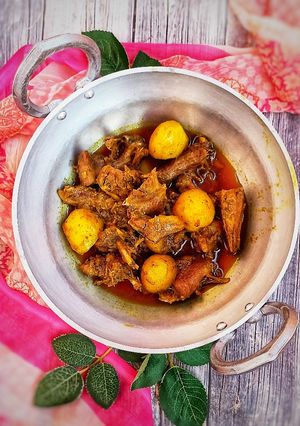 নতুন আলু ও নারকেল বাটায় হাঁস ভুনা রেসিপির প্রধান ছবি