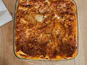 Una foto di lasagna al forno