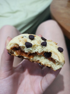 Una foto de Galletitas con chips rellenas de dulce de leche 🙌🏻