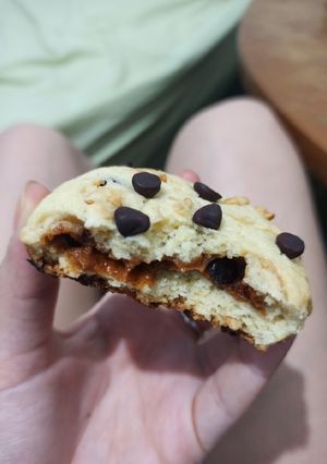 Una foto de Galletitas con chips rellenas de dulce de leche 🙌🏻