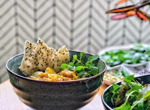 Hình của món Mì Quảng tôm thịt.