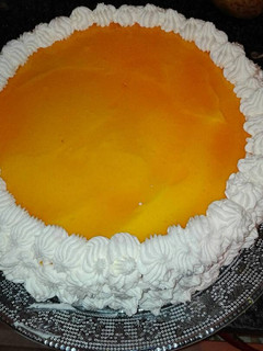 Una foto de Tarta de mousse de limón con bizcocho casero