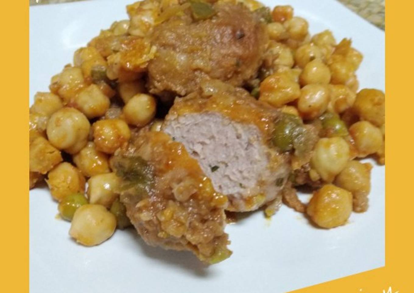 Albóndigas de pollo con sepia y garbanzos