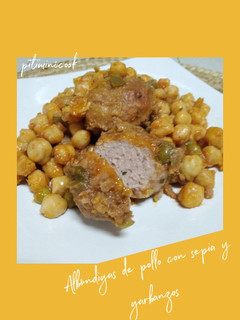Una foto de Albóndigas de pollo con sepia y garbanzos