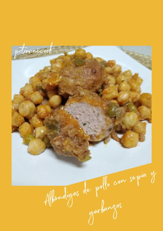 Una foto de Albóndigas de pollo con sepia y garbanzos