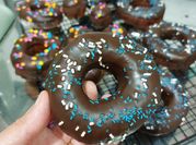 Una foto de chocolate blanco y donuts