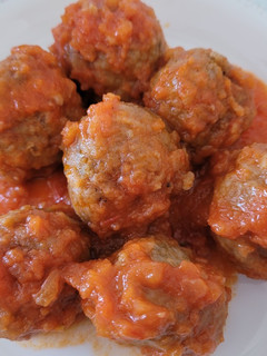 Una foto de Albóndigas de berenjenas, con salsa de tomate