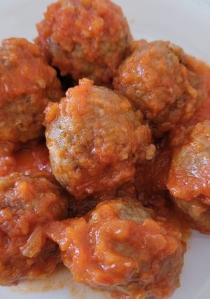 Una foto de Albóndigas de berenjenas, con salsa de tomate