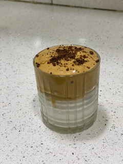 डालगोना कॉफ़ी (Dalgona Coffee recipe in Hindi) रेसिपी मुख्य फोटो