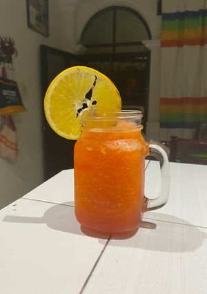 Una foto de 🌈✨Sorbet de vino blanco con frutas tropicales 🌈✨