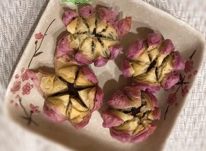 Hình của món Lotus Flaky Moon Cakes (Bánh trung thu ngàn lớp hình hoa sen chay).