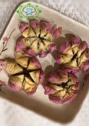 Hình của món Lotus Flaky Moon Cakes (Bánh trung thu ngàn lớp hình hoa sen chay).