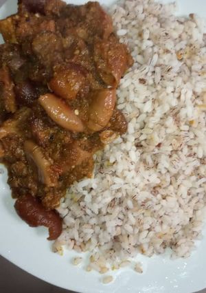 A picture of Ofada rice with sauce.