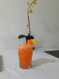 Una foto de Agua de piña y zanahoria