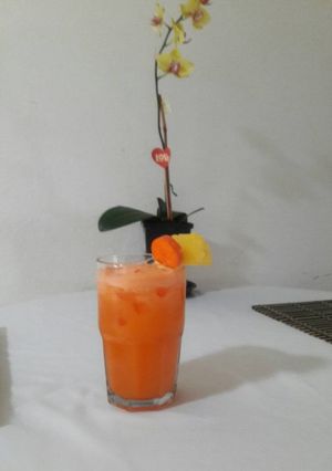 Una foto de Agua de piña y zanahoria