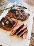Sirloin steak με σως βούτυρο-σκόρδο-δεντρολίβανο