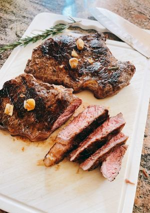 Φωτογραφία της συνταγής Sirloin steak με σως βούτυρο-σκόρδο-δεντρολίβανο