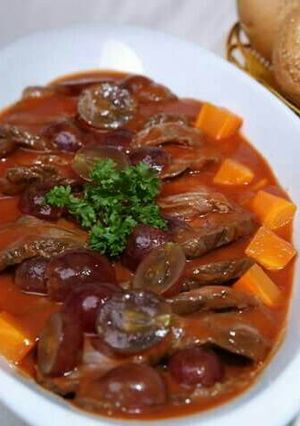 Hình của món Bò hầm nho tươi.