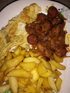 Chips with sausages sauce ainihin hoton girkin