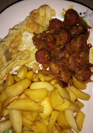 Chips with sausages sauce ainihin hoton girkin