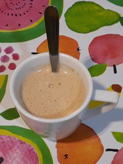 Una foto de Cortado con Bebida vegetal de nueces, jengibre y miel