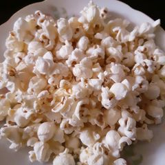 A picture of Home made popcorns.