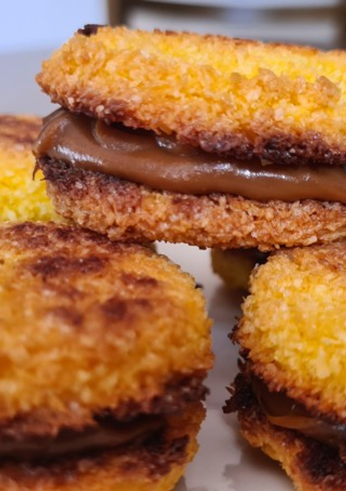 Una foto de Alfajores de coco rellenos de dulce de leche