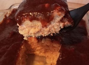 Una foto de Torta fría de ciruelas pasas