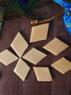காஜு கட்லி, முந்திரி கேக், முந்திரி பர்ஃபி (Kaju katli recipe in tamil) செய்முறை முக்கிய புகைப்படம்