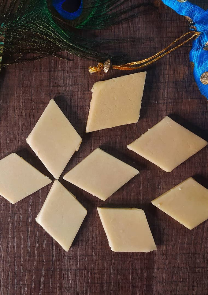 காஜு கட்லி, முந்திரி கேக், முந்திரி பர்ஃபி (Kaju katli recipe in tamil) செய்முறை முக்கிய புகைப்படம்