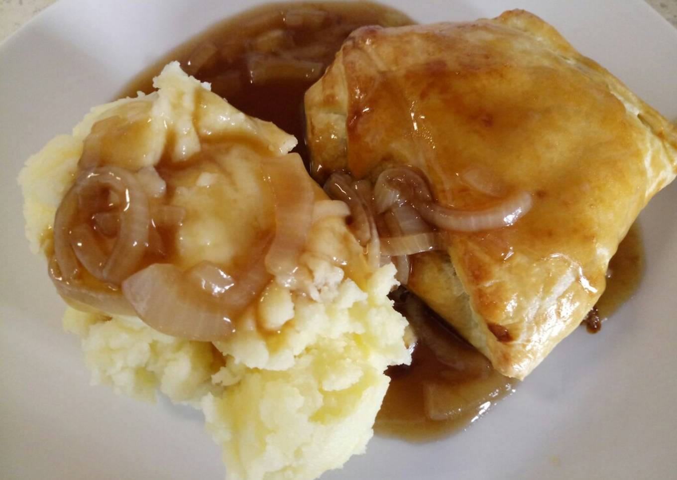 Minced beef and veg pie with mash & onion gravy