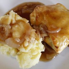 A picture of Minced beef and veg pie with mash & onion gravy.