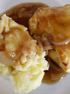A picture of Minced beef and veg pie with mash & onion gravy.