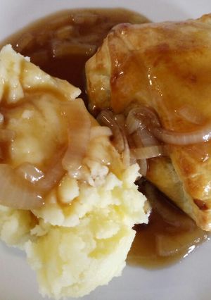 A picture of Minced beef and veg pie with mash & onion gravy.
