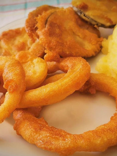 Una foto de Fritura de Berenjena y Aros de Cebolla rebozados con pasta Orly