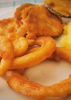 Una foto de Fritura de Berenjena y Aros de Cebolla rebozados con pasta Orly