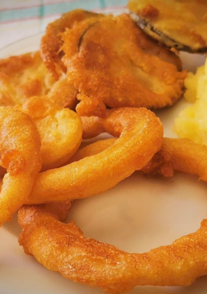 Una foto de Fritura de Berenjena y Aros de Cebolla rebozados con pasta Orly