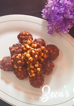 A picture of Chana or Roasted Gram Laddoos.