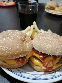 Una foto de 🍔Hamburguesas con mucho queso 🍔🍟