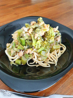 Una foto de Fideos con salsa de espárragos, brócoli y nueces