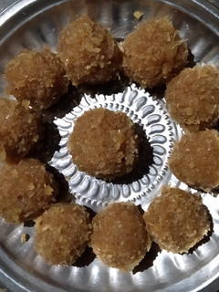 தேங்காய் லட்டு (Thenkaai laddo recipe in tamil) செய்முறை முக்கிய புகைப்படம்
