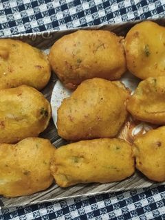 બટાકા ની પૂરી (Bataka Poori Recipe In Gujarati) રેસીપી મુખ્ય ફોટો