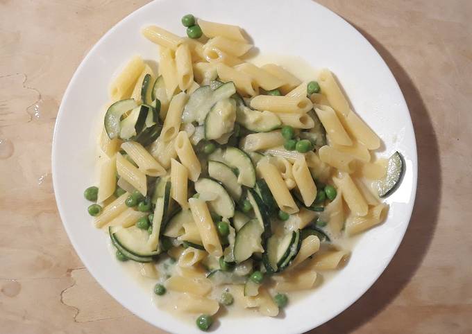 Penne mit Zucchini und Erbsen