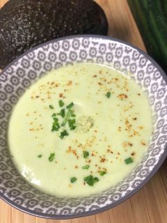 Une photo de Gaspacho avocat concombre