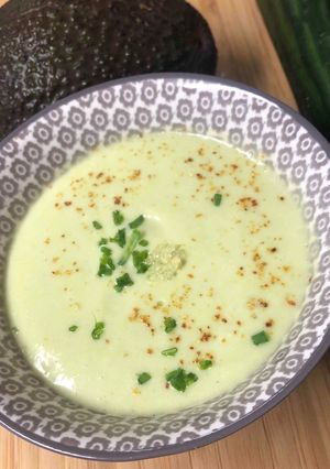 Une photo de Gaspacho avocat concombre