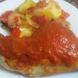 Contramuslo con salsa de tomate, guarnición de patatas y verdura