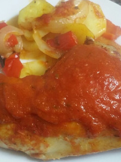 Una foto de Contramuslo con salsa de tomate, guarnición de patatas y verdura